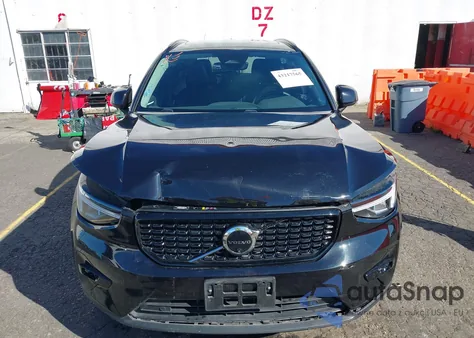 2024 Volvo Xc40 B5 Plus Dark Theme z USA, uszkodzony, nr VIN YV4L12ULXR2326994